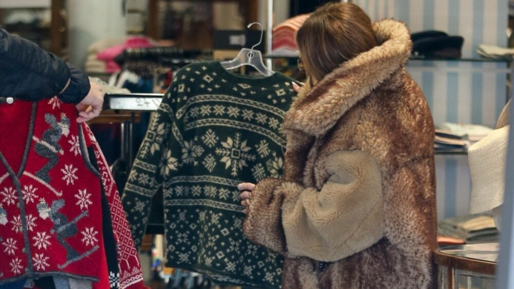 Jennifer Lopez a ieșit la cumpărături pentru Crăciun, sărbătoarea ei preferată. La ce produse s-a uitat. FOTO - Imaginea 1