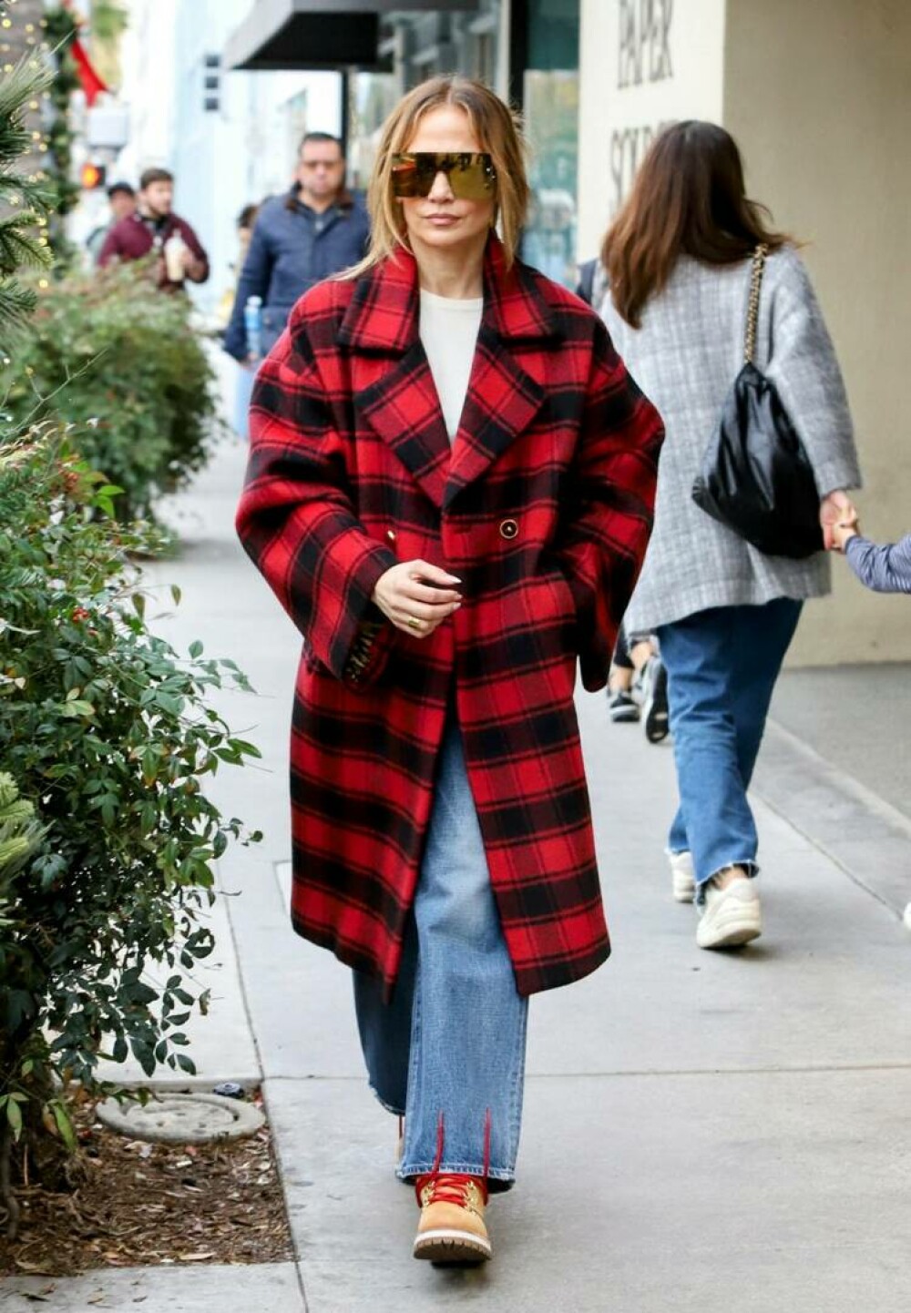 Jennifer Lopez a ieșit la cumpărături pentru Crăciun, sărbătoarea ei preferată. La ce produse s-a uitat. FOTO - Imaginea 10