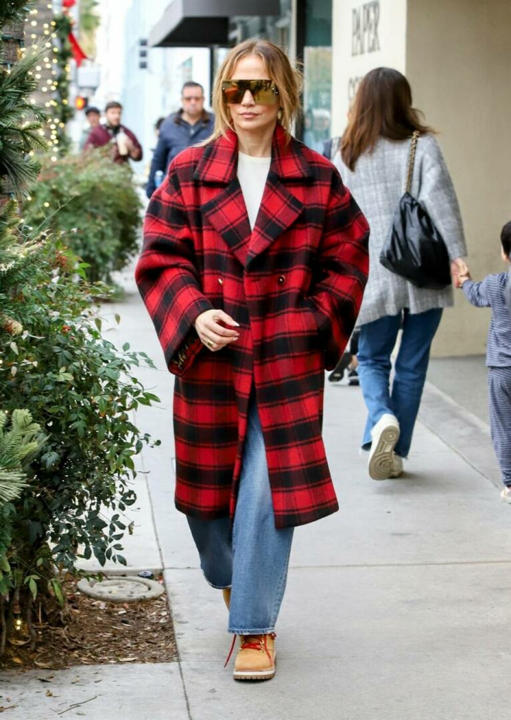 Jennifer Lopez a ieșit la cumpărături pentru Crăciun, sărbătoarea ei preferată. La ce produse s-a uitat. FOTO - Imaginea 11