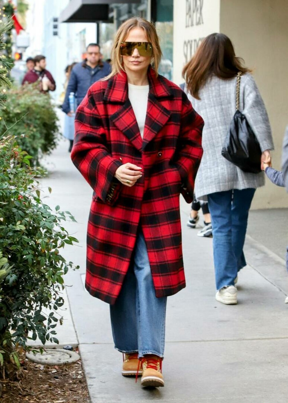 Jennifer Lopez a ieșit la cumpărături pentru Crăciun, sărbătoarea ei preferată. La ce produse s-a uitat. FOTO - Imaginea 13