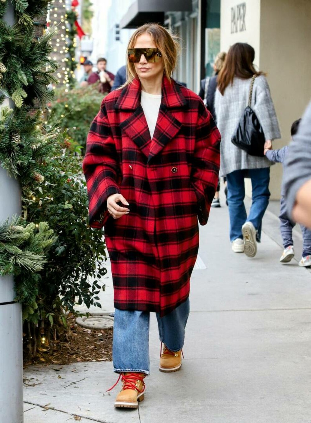 Jennifer Lopez a ieșit la cumpărături pentru Crăciun, sărbătoarea ei preferată. La ce produse s-a uitat. FOTO - Imaginea 15