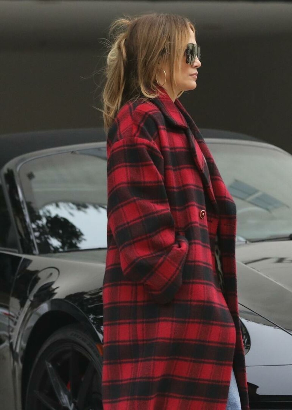 Jennifer Lopez a ieșit la cumpărături pentru Crăciun, sărbătoarea ei preferată. La ce produse s-a uitat. FOTO - Imaginea 16
