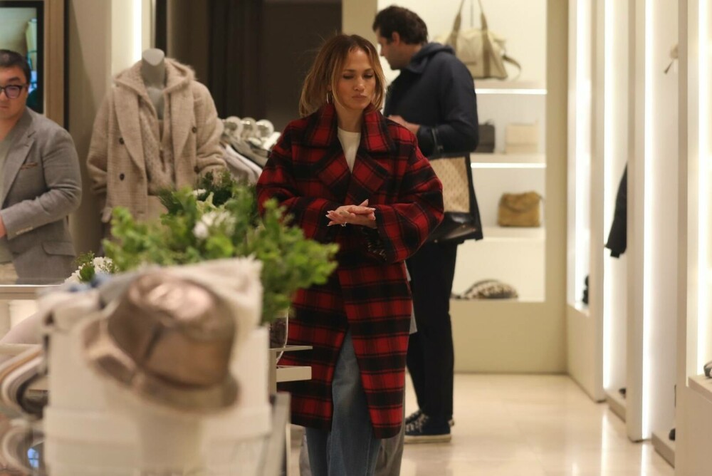 Jennifer Lopez a ieșit la cumpărături pentru Crăciun, sărbătoarea ei preferată. La ce produse s-a uitat. FOTO - Imaginea 18
