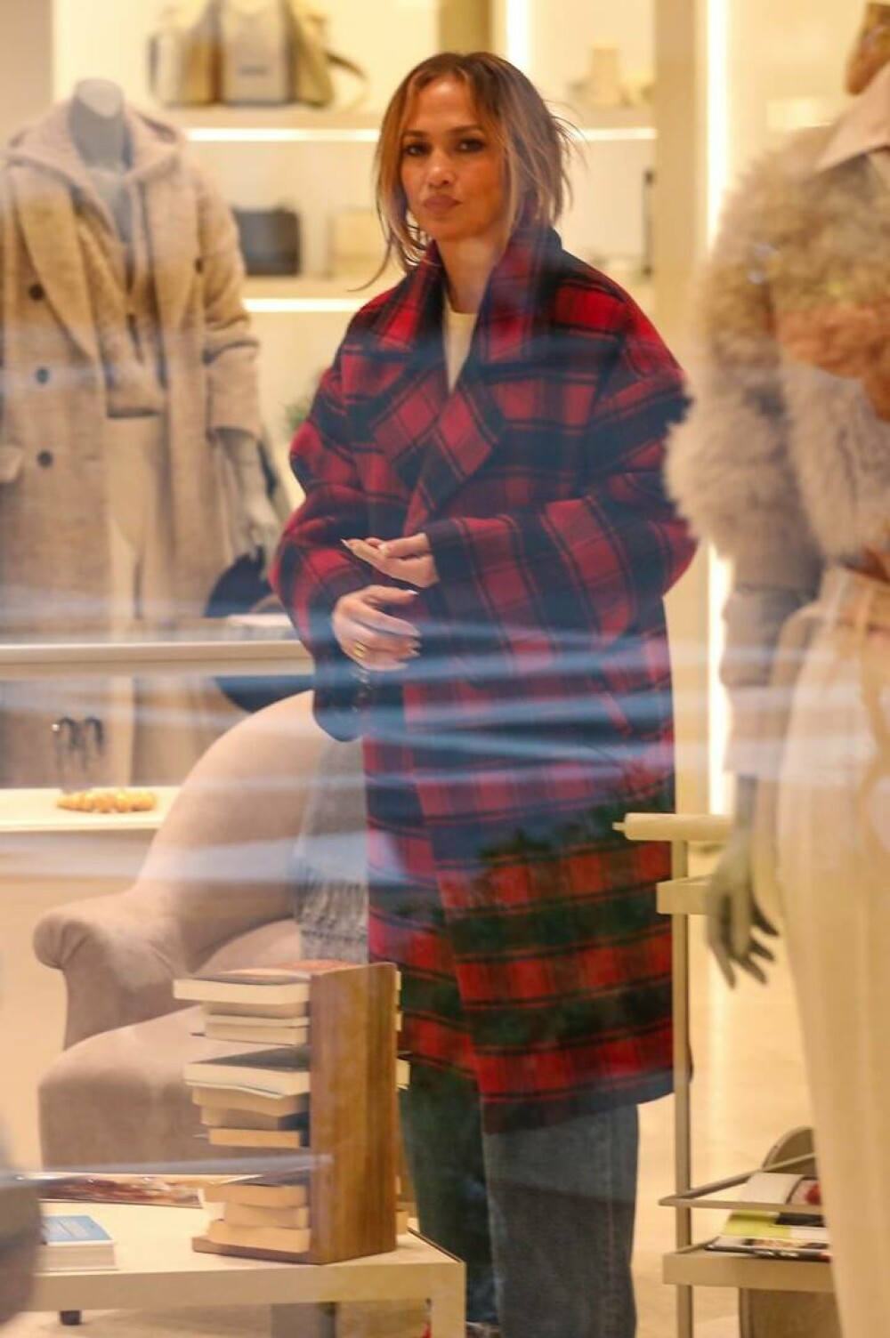 Jennifer Lopez a ieșit la cumpărături pentru Crăciun, sărbătoarea ei preferată. La ce produse s-a uitat. FOTO - Imaginea 19