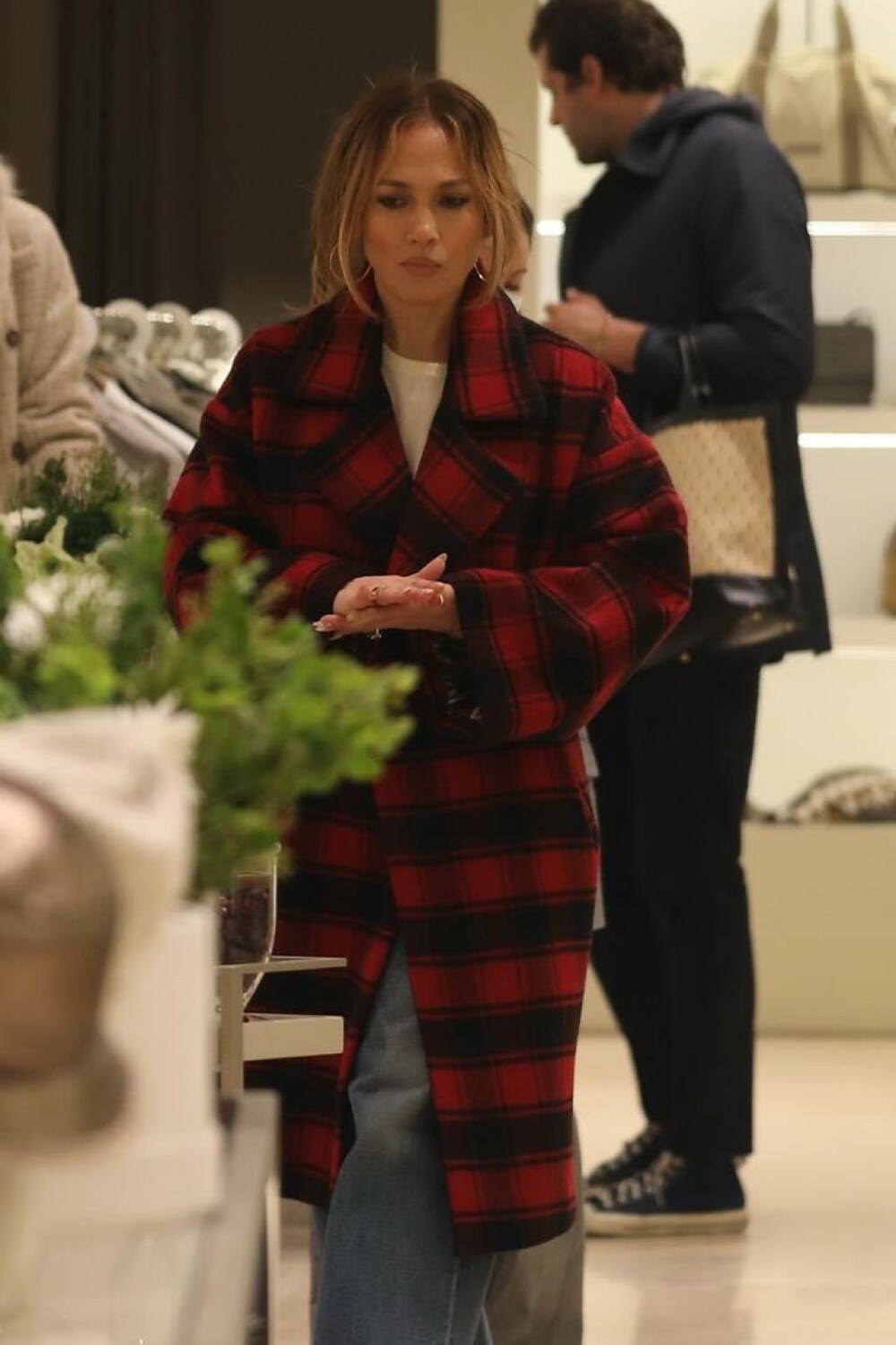 Jennifer Lopez a ieșit la cumpărături pentru Crăciun, sărbătoarea ei preferată. La ce produse s-a uitat. FOTO - Imaginea 20