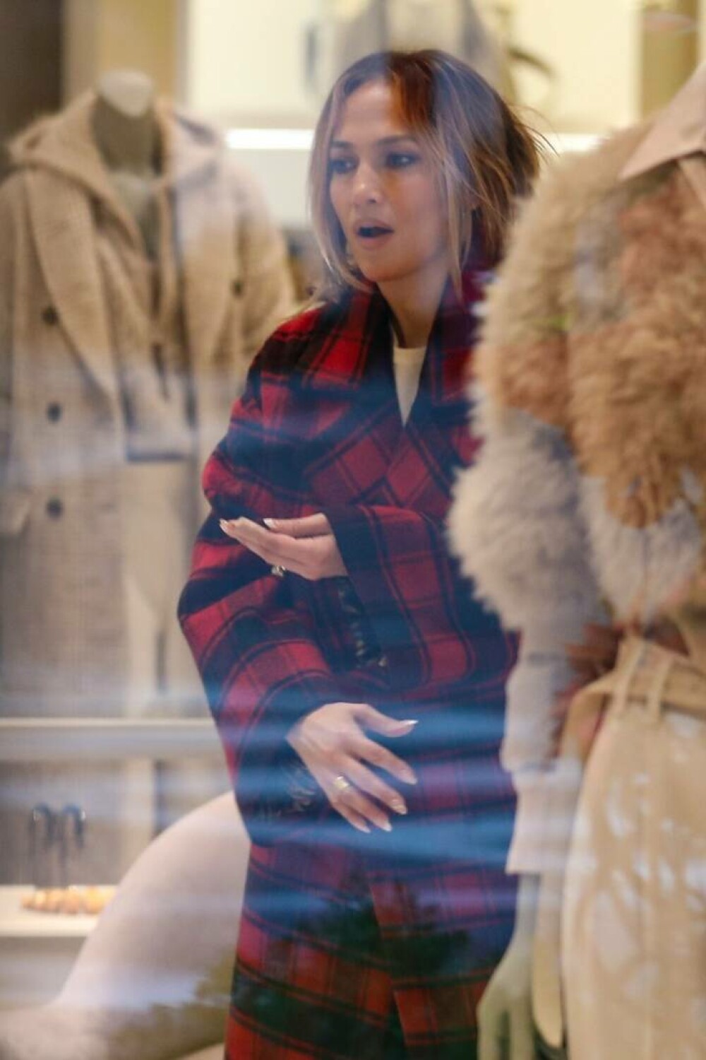 Jennifer Lopez a ieșit la cumpărături pentru Crăciun, sărbătoarea ei preferată. La ce produse s-a uitat. FOTO - Imaginea 21