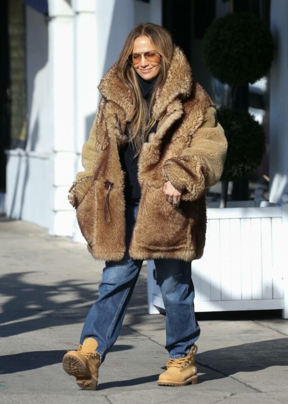 Jennifer Lopez a ieșit la cumpărături pentru Crăciun, sărbătoarea ei preferată. La ce produse s-a uitat. FOTO - Imaginea 8