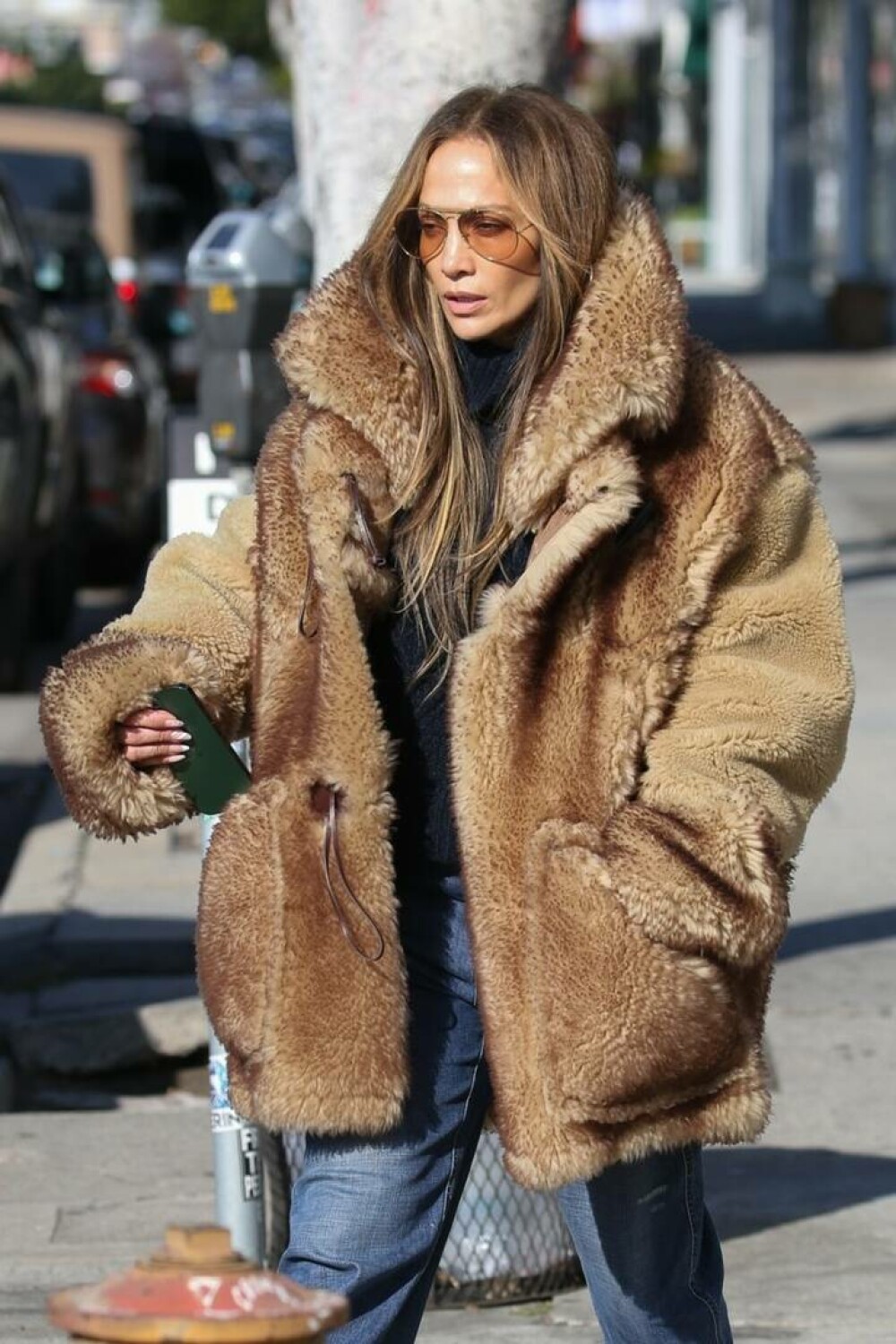 Jennifer Lopez a ieșit la cumpărături pentru Crăciun, sărbătoarea ei preferată. La ce produse s-a uitat. FOTO - Imaginea 4