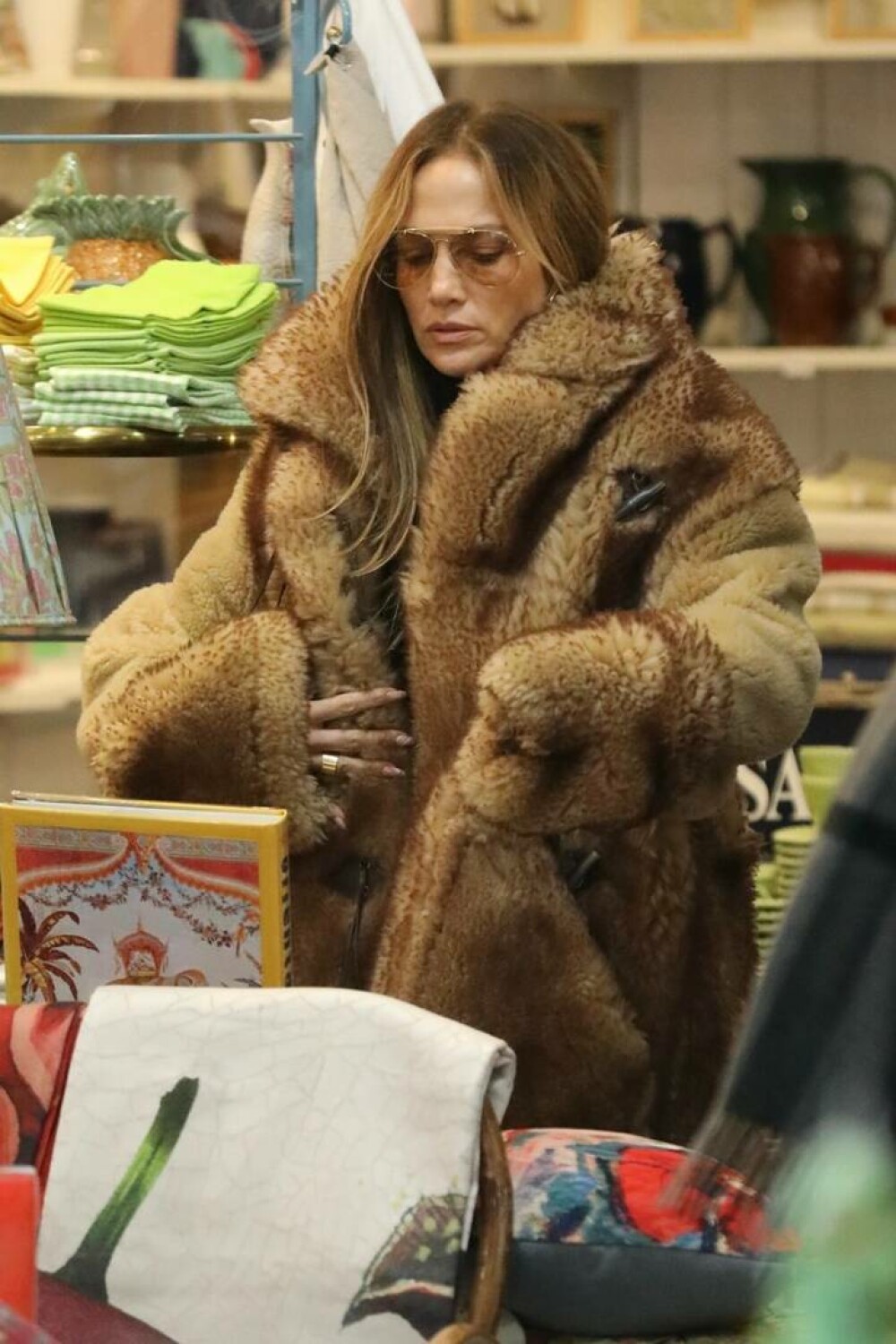 Jennifer Lopez a ieșit la cumpărături pentru Crăciun, sărbătoarea ei preferată. La ce produse s-a uitat. FOTO - Imaginea 3