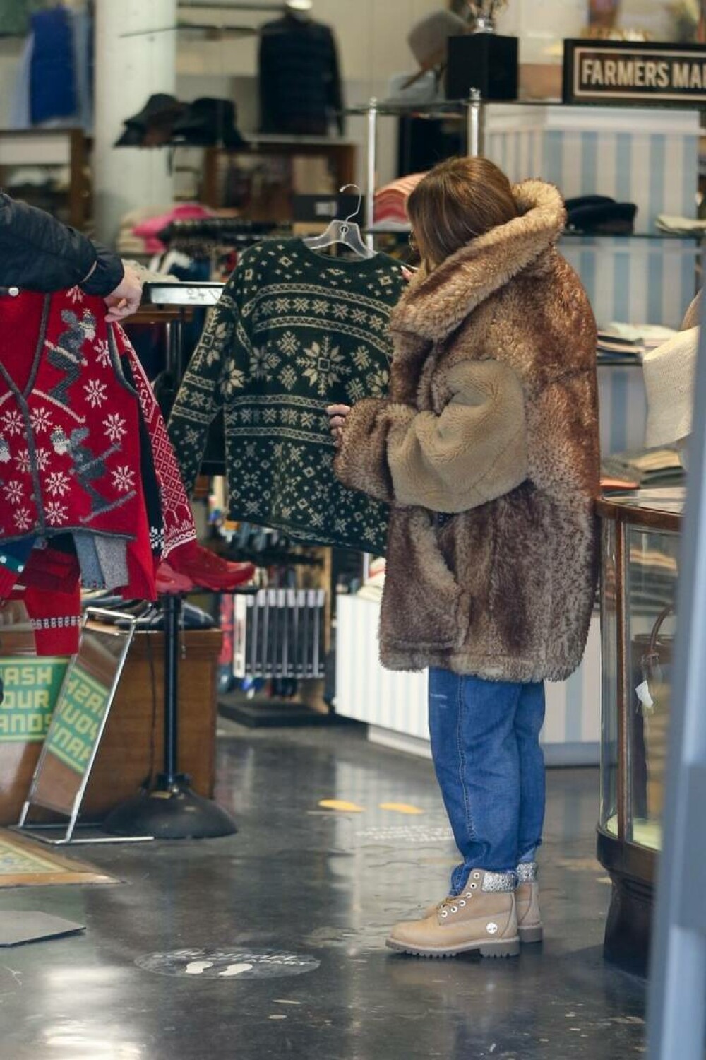 Jennifer Lopez a ieșit la cumpărături pentru Crăciun, sărbătoarea ei preferată. La ce produse s-a uitat. FOTO - Imaginea 2