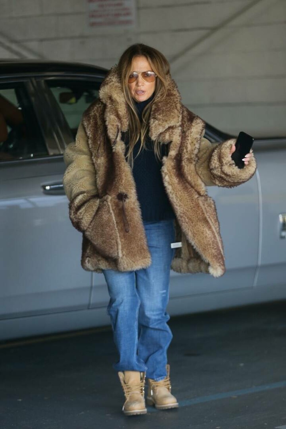 Jennifer Lopez a ieșit la cumpărături pentru Crăciun, sărbătoarea ei preferată. La ce produse s-a uitat. FOTO - Imaginea 7