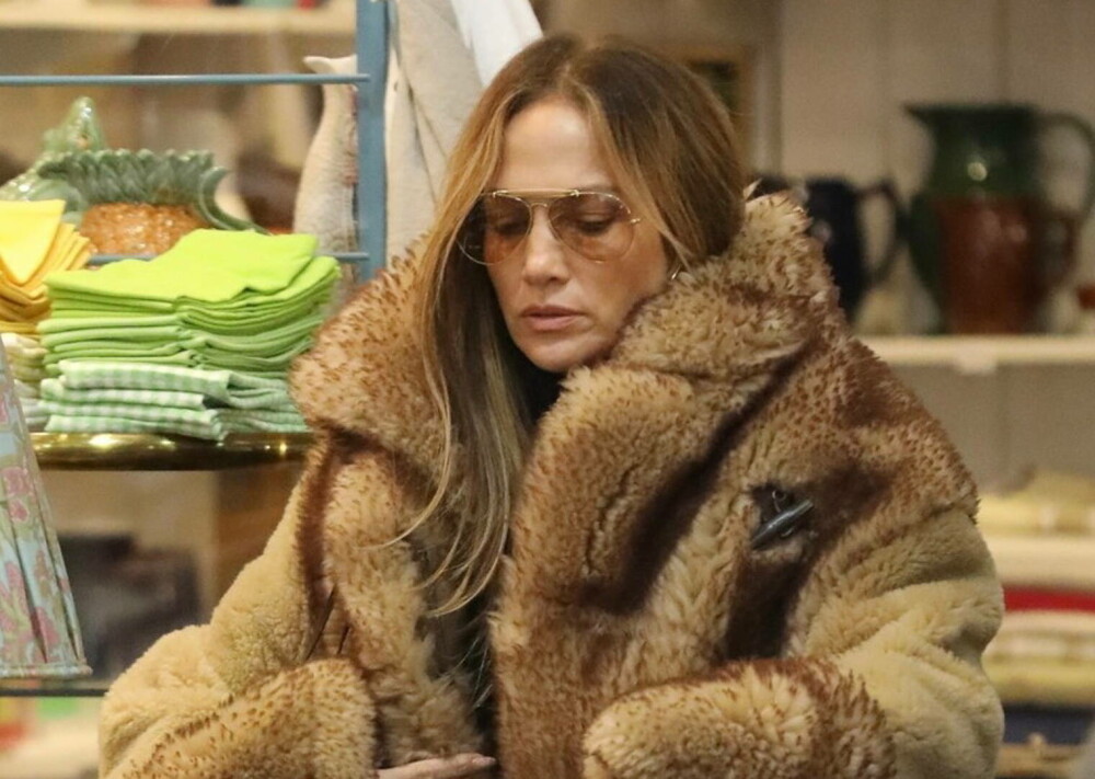 Jennifer Lopez a ieșit la cumpărături pentru Crăciun, sărbătoarea ei preferată. La ce produse s-a uitat. FOTO - Imaginea 27