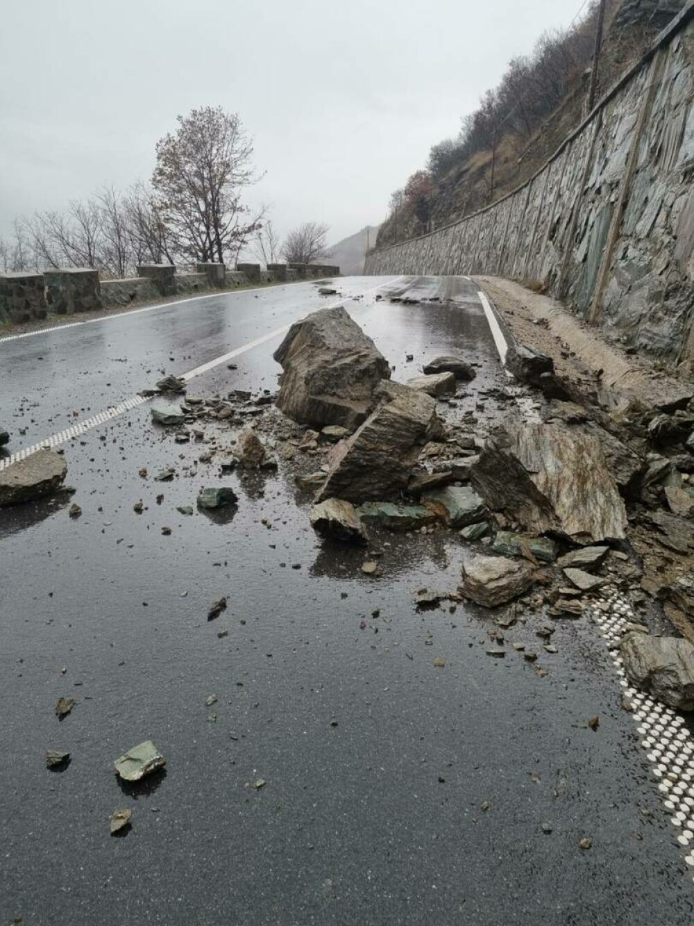 O localitate a rămas fără curent electric din cauza căderilor de pietre de pe Clisura Dunării, în judeţul Caraş-Severin - Imaginea 1