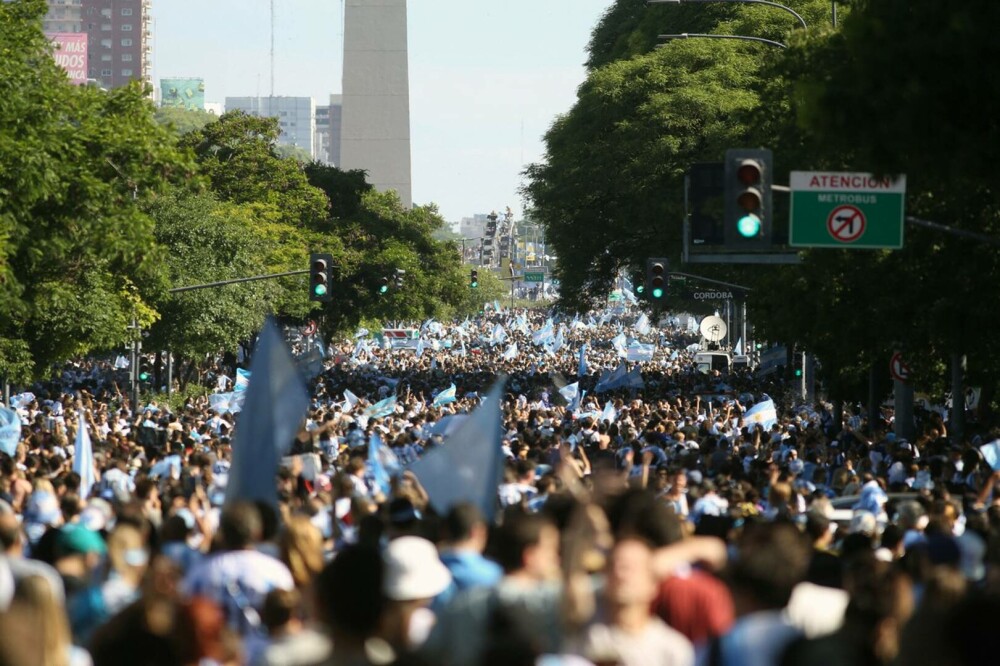 Fiesta în Buenos Aires. Sute de mii de oameni au sărbătorit pe străzi triumful naționalei Argentinei | FOTO-VIDEO - Imaginea 2