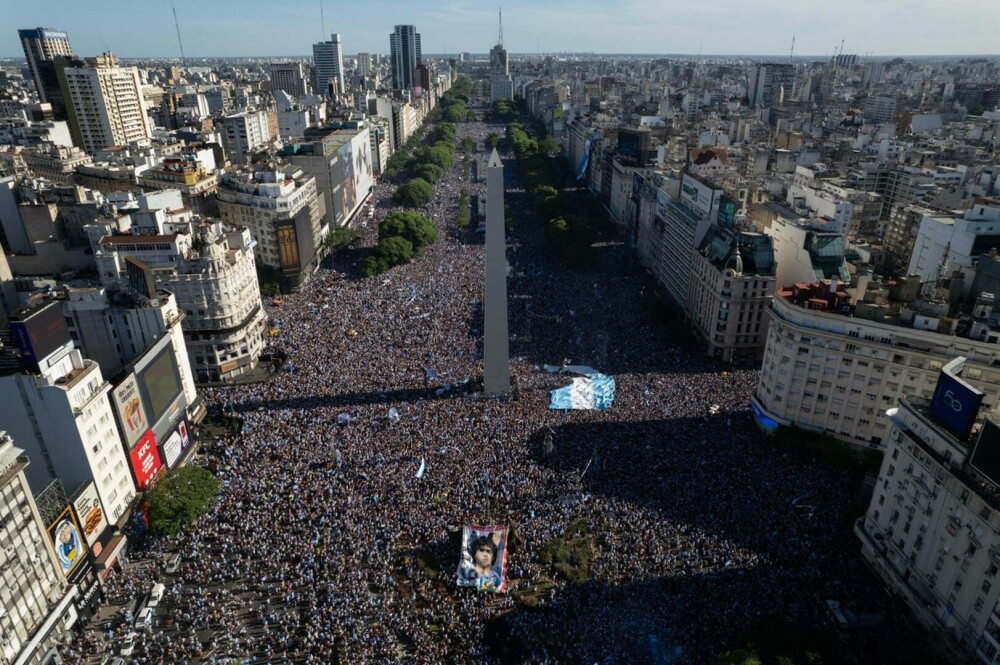 Fiesta în Buenos Aires. Sute de mii de oameni au sărbătorit pe străzi triumful naționalei Argentinei | FOTO-VIDEO - Imaginea 4