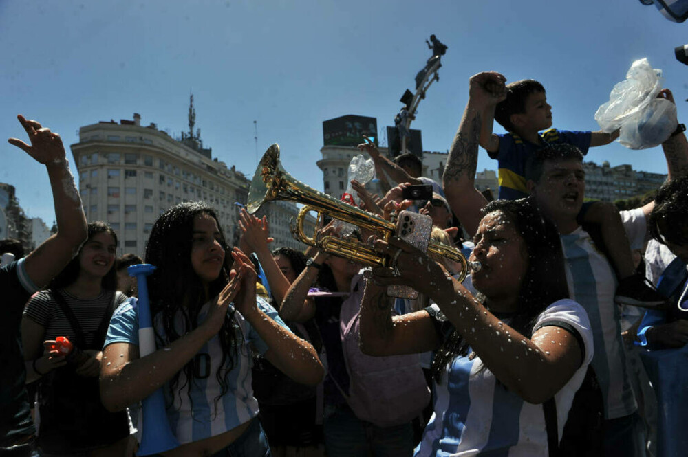 Fiesta în Buenos Aires. Sute de mii de oameni au sărbătorit pe străzi triumful naționalei Argentinei | FOTO-VIDEO - Imaginea 5