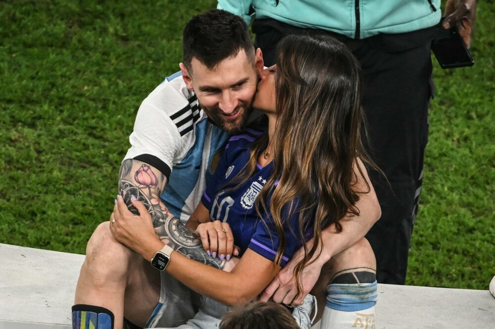 Moment emoționant pe teren. Reacția soției lui Messi după ce Argentina a luat trofeul Cupei Mondiale | FOTO - Imaginea 2