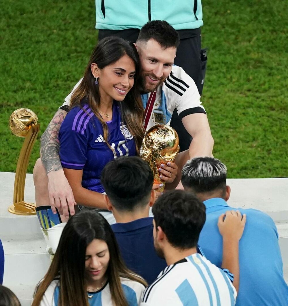 Moment emoționant pe teren. Reacția soției lui Messi după ce Argentina a luat trofeul Cupei Mondiale | FOTO - Imaginea 4