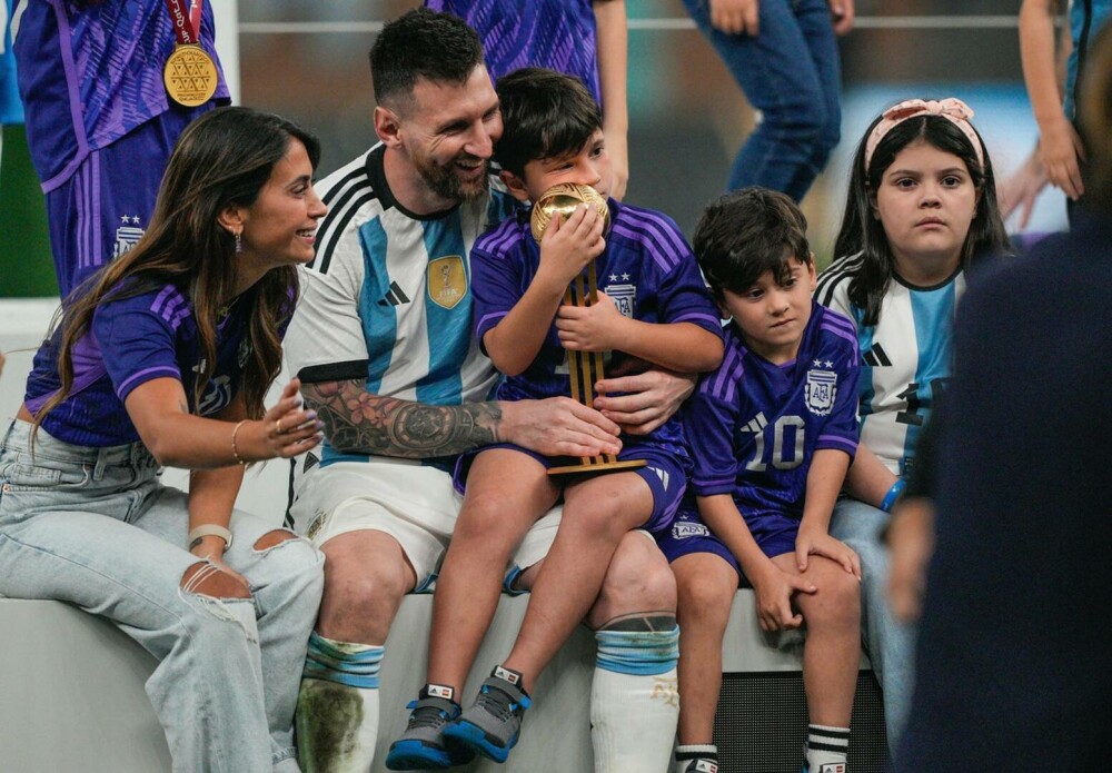 Moment emoționant pe teren. Reacția soției lui Messi după ce Argentina a luat trofeul Cupei Mondiale | FOTO - Imaginea 5