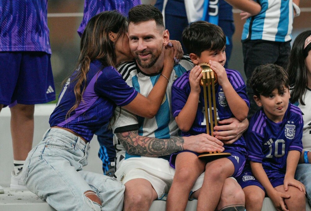 Moment emoționant pe teren. Reacția soției lui Messi după ce Argentina a luat trofeul Cupei Mondiale | FOTO - Imaginea 7