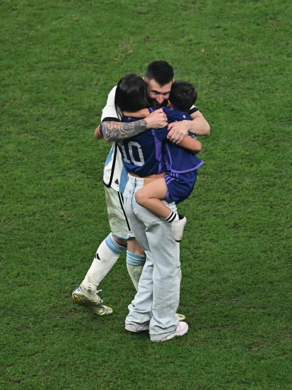 Moment emoționant pe teren. Reacția soției lui Messi după ce Argentina a luat trofeul Cupei Mondiale | FOTO - Imaginea 8