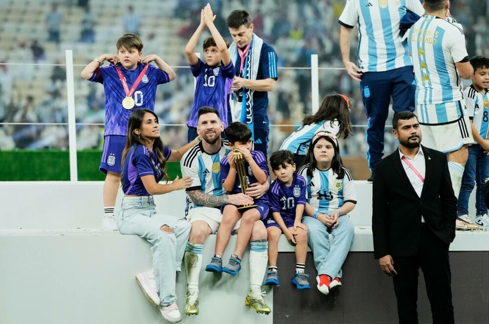 Moment emoționant pe teren. Reacția soției lui Messi după ce Argentina a luat trofeul Cupei Mondiale | FOTO - Imaginea 9