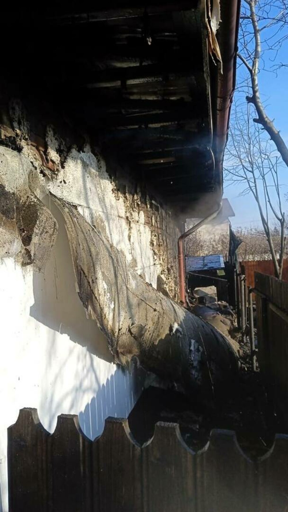 Incendiu la biserica din Puchenii Moșneni. Pompierii au fost mobilizați la fața locului - Imaginea 2
