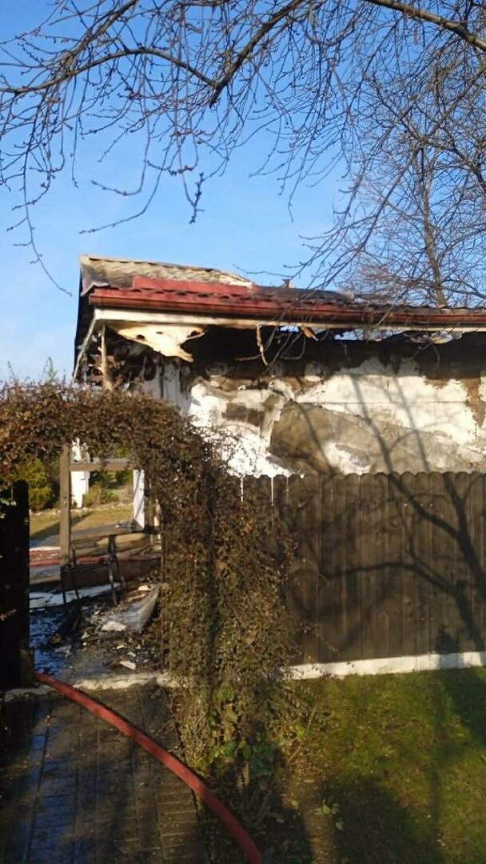Incendiu la biserica din Puchenii Moșneni. Pompierii au fost mobilizați la fața locului - Imaginea 3