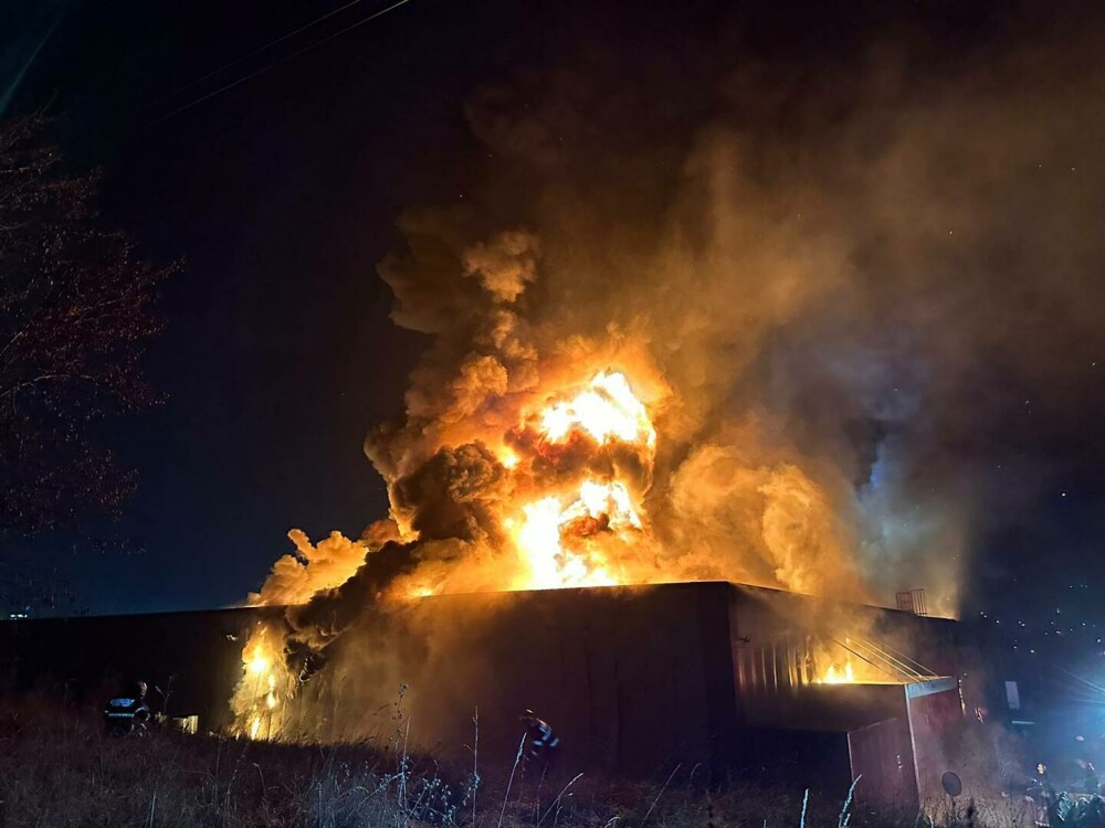 Incendiu puternic la o hală din Cluj-Napoca. Pompierii intervin cu mai multe autospeciale VIDEO - Imaginea 1