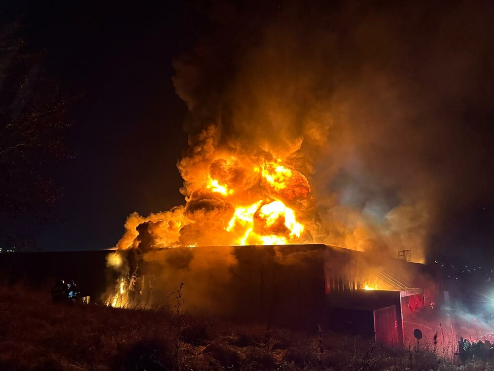 Incendiu puternic la o hală din Cluj-Napoca. Pompierii intervin cu mai multe autospeciale VIDEO - Imaginea 2
