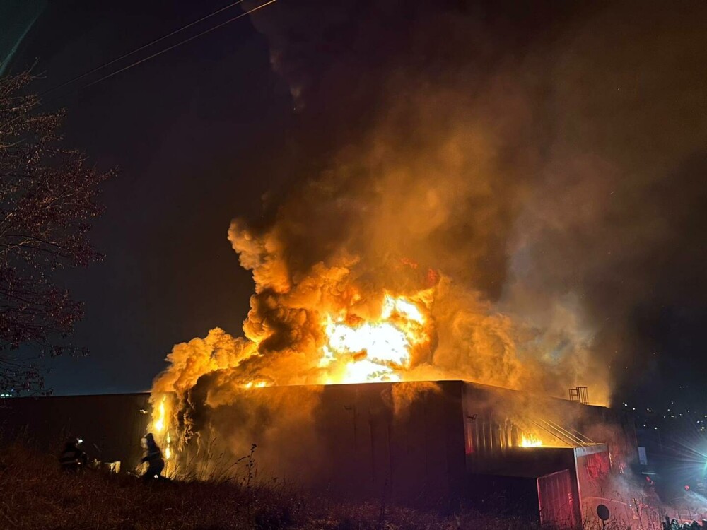 Incendiu puternic la o hală din Cluj-Napoca. Pompierii intervin cu mai multe autospeciale VIDEO - Imaginea 3
