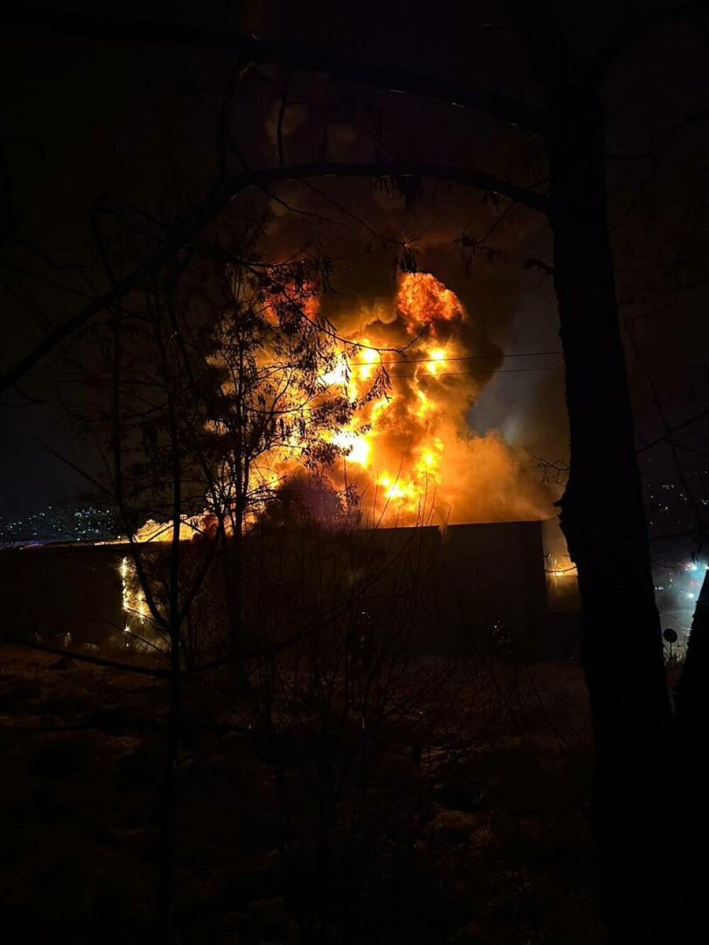 Incendiu puternic la o hală din Cluj-Napoca. Pompierii intervin cu mai multe autospeciale VIDEO - Imaginea 4