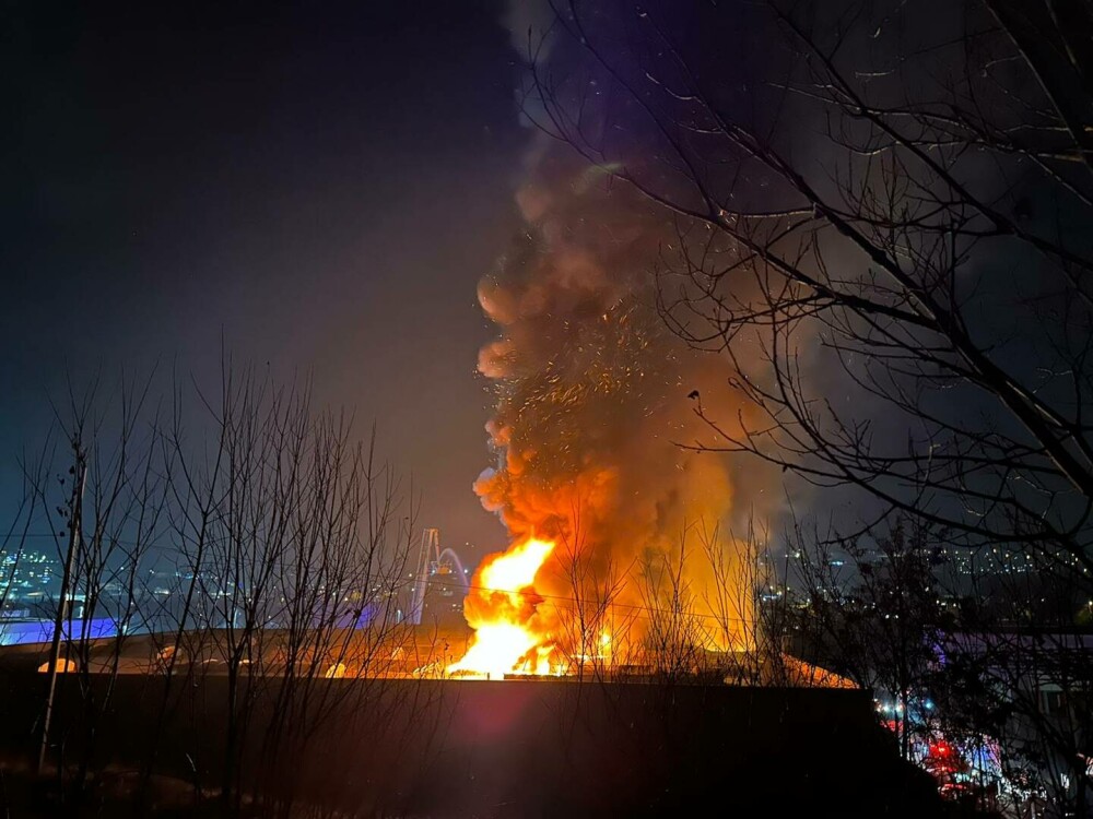 Incendiu puternic la o hală din Cluj-Napoca. Pompierii intervin cu mai multe autospeciale VIDEO - Imaginea 5
