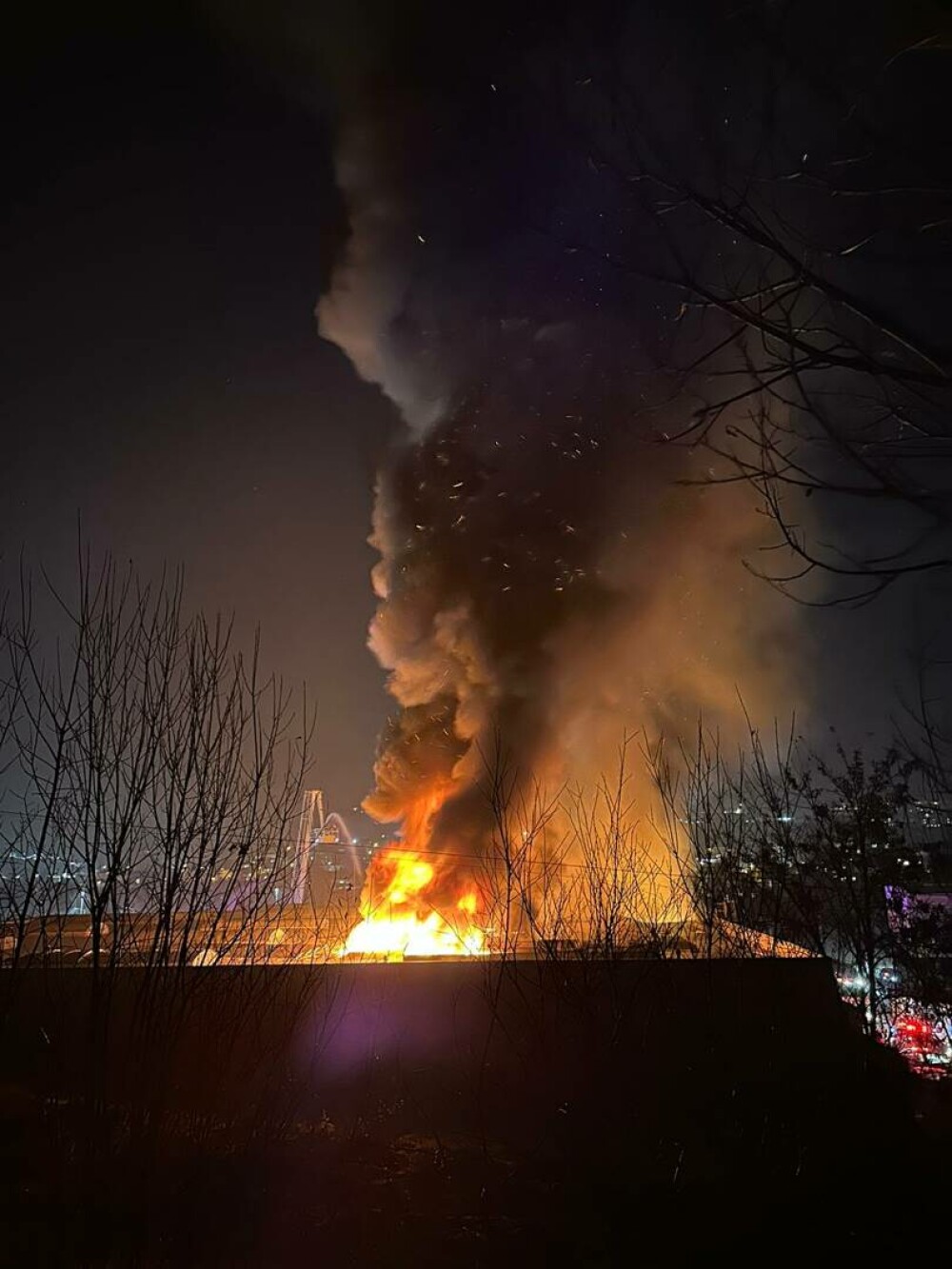 Incendiu puternic la o hală din Cluj-Napoca. Pompierii intervin cu mai multe autospeciale VIDEO - Imaginea 6
