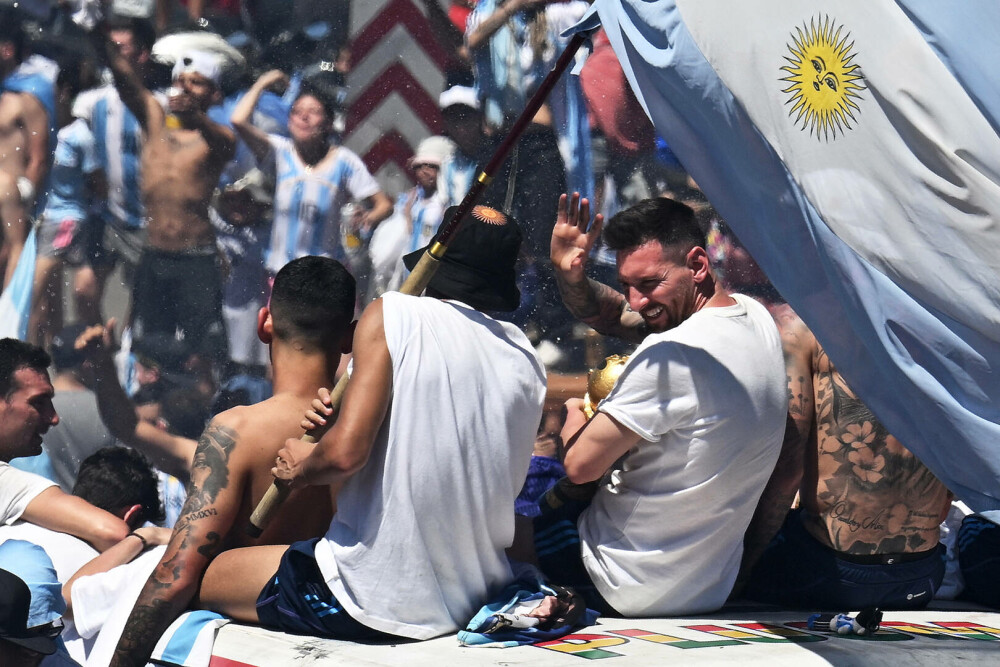 Incidente la sărbătoarea de la Buenos Aires, unde 5 milioane de oameni au ieșit în stradă. Jucătorii, urcaţi în elicoptere - Imaginea 2
