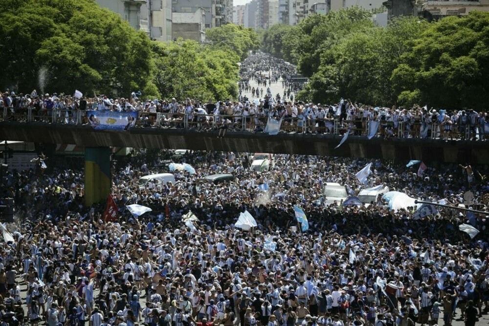 Incidente la sărbătoarea de la Buenos Aires, unde 5 milioane de oameni au ieșit în stradă. Jucătorii, urcaţi în elicoptere - Imaginea 21