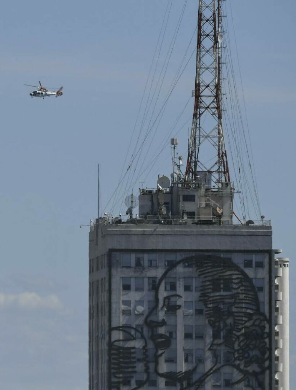 Incidente la sărbătoarea de la Buenos Aires, unde 5 milioane de oameni au ieșit în stradă. Jucătorii, urcaţi în elicoptere - Imaginea 23