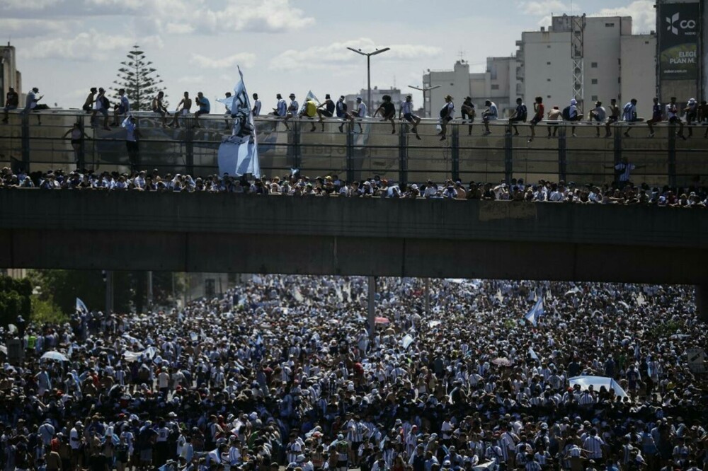 Incidente la sărbătoarea de la Buenos Aires, unde 5 milioane de oameni au ieșit în stradă. Jucătorii, urcaţi în elicoptere - Imaginea 25