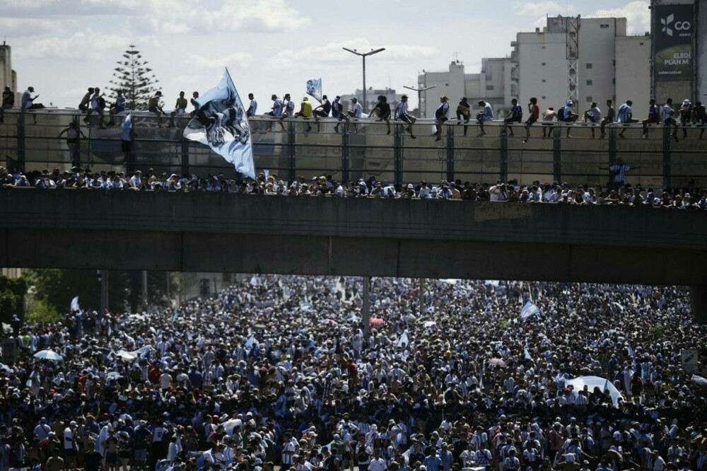 Incidente la sărbătoarea de la Buenos Aires, unde 5 milioane de oameni au ieșit în stradă. Jucătorii, urcaţi în elicoptere - Imaginea 26