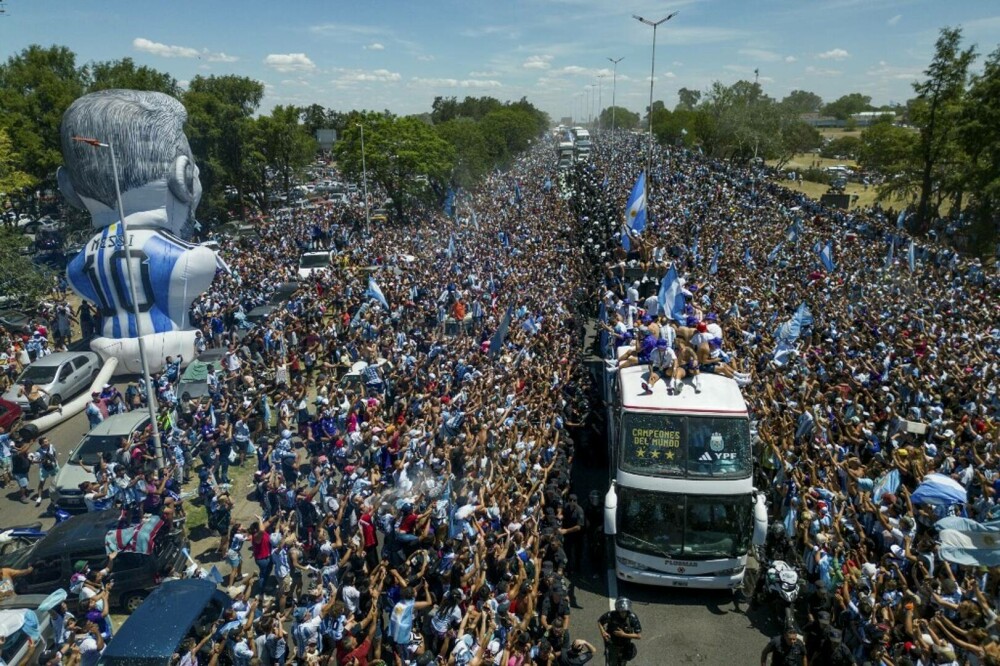 Incidente la sărbătoarea de la Buenos Aires, unde 5 milioane de oameni au ieșit în stradă. Jucătorii, urcaţi în elicoptere - Imaginea 14