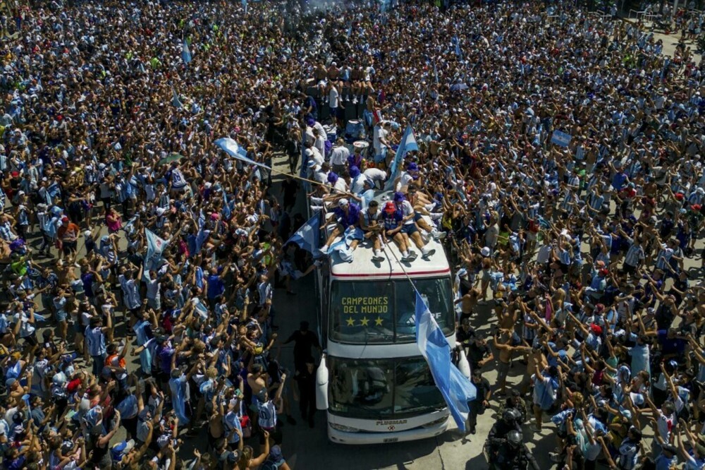 Incidente la sărbătoarea de la Buenos Aires, unde 5 milioane de oameni au ieșit în stradă. Jucătorii, urcaţi în elicoptere - Imaginea 15