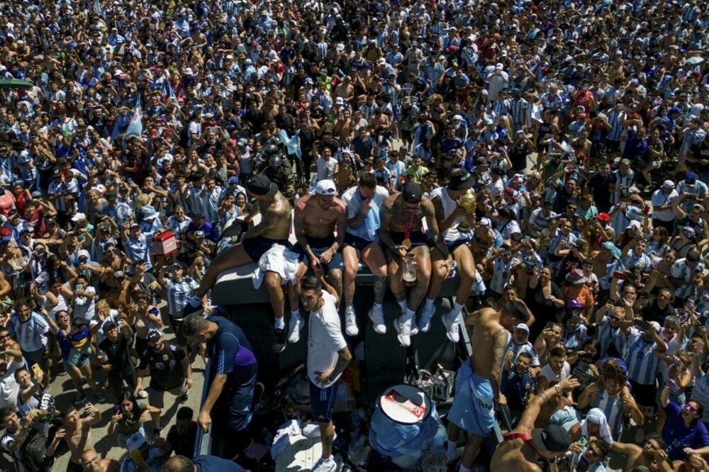 Incidente la sărbătoarea de la Buenos Aires, unde 5 milioane de oameni au ieșit în stradă. Jucătorii, urcaţi în elicoptere - Imaginea 16