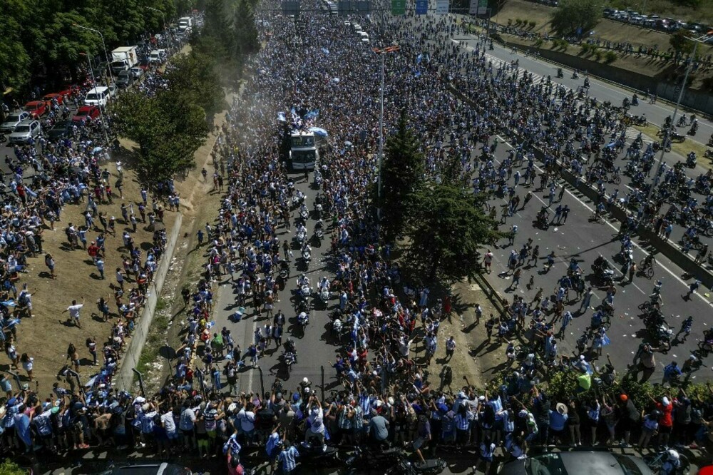 Incidente la sărbătoarea de la Buenos Aires, unde 5 milioane de oameni au ieșit în stradă. Jucătorii, urcaţi în elicoptere - Imaginea 17