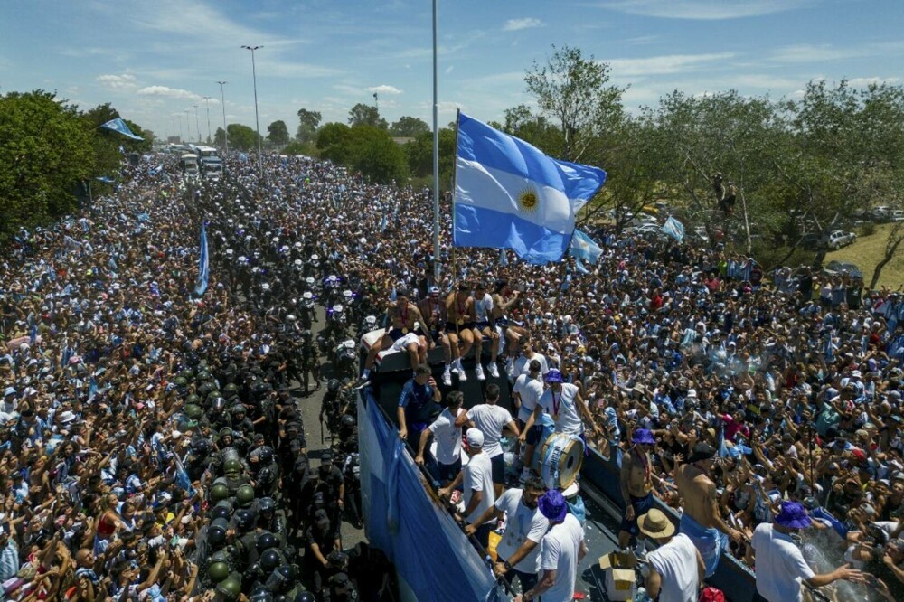 Incidente la sărbătoarea de la Buenos Aires, unde 5 milioane de oameni au ieșit în stradă. Jucătorii, urcaţi în elicoptere - Imaginea 18