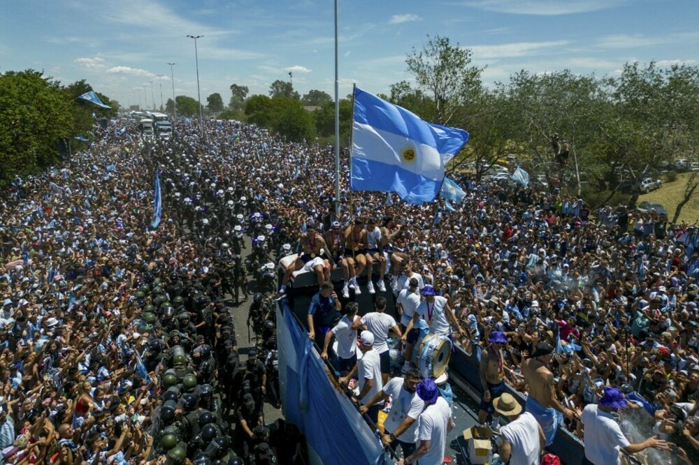 Bucuria din Argentina s-a transformat în tragedie. Imagini dramatice filmate pe străzile din Buenos Aires. Un fan a murit - Imaginea 13