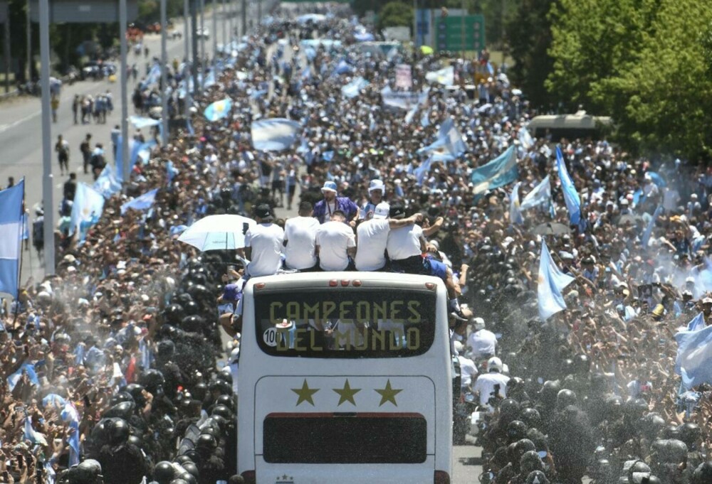 Incidente la sărbătoarea de la Buenos Aires, unde 5 milioane de oameni au ieșit în stradă. Jucătorii, urcaţi în elicoptere - Imaginea 3