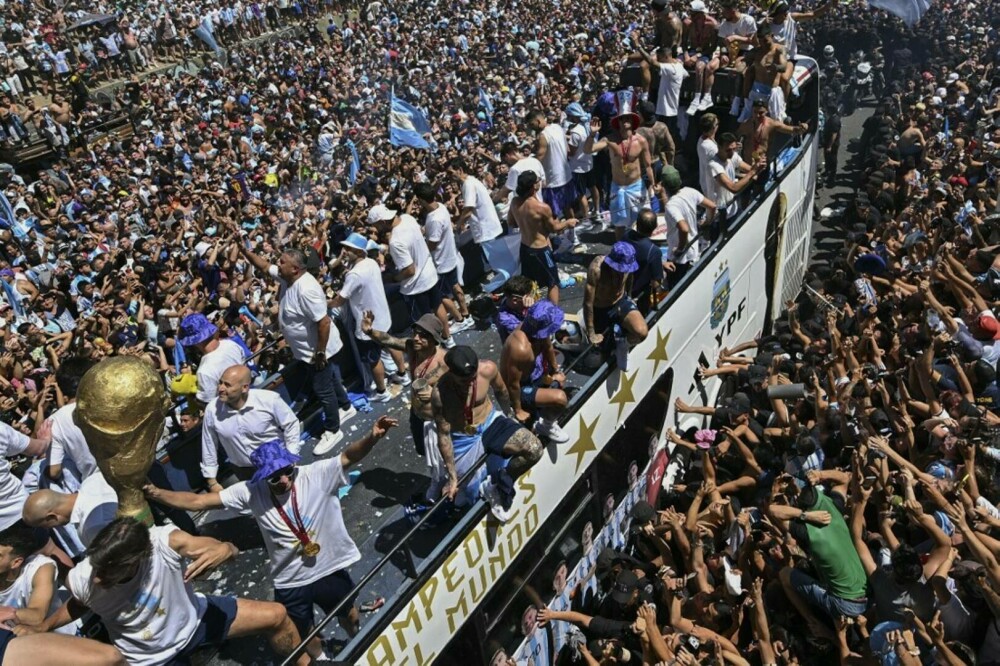 Incidente la sărbătoarea de la Buenos Aires, unde 5 milioane de oameni au ieșit în stradă. Jucătorii, urcaţi în elicoptere - Imaginea 4