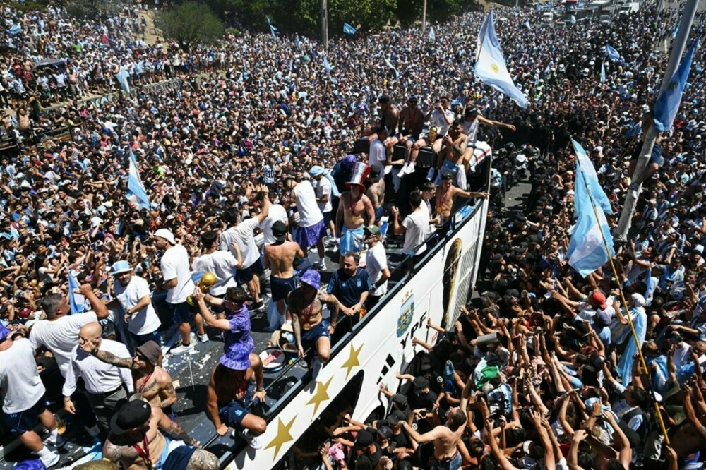 Incidente la sărbătoarea de la Buenos Aires, unde 5 milioane de oameni au ieșit în stradă. Jucătorii, urcaţi în elicoptere - Imaginea 6