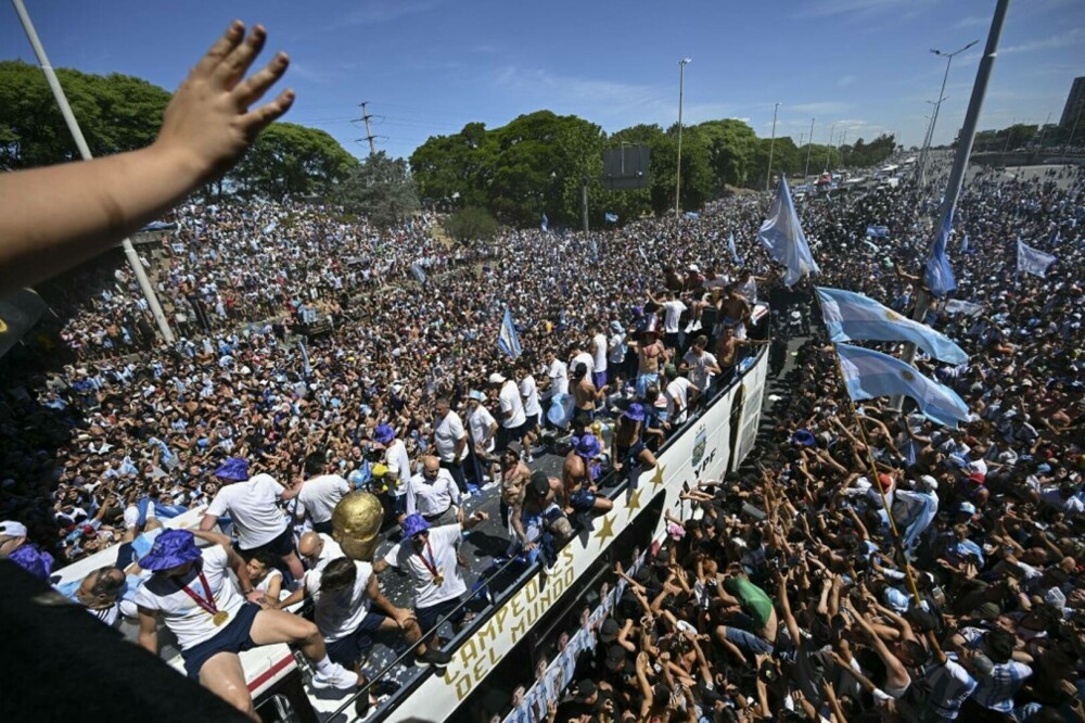 Incidente la sărbătoarea de la Buenos Aires, unde 5 milioane de oameni au ieșit în stradă. Jucătorii, urcaţi în elicoptere - Imaginea 7