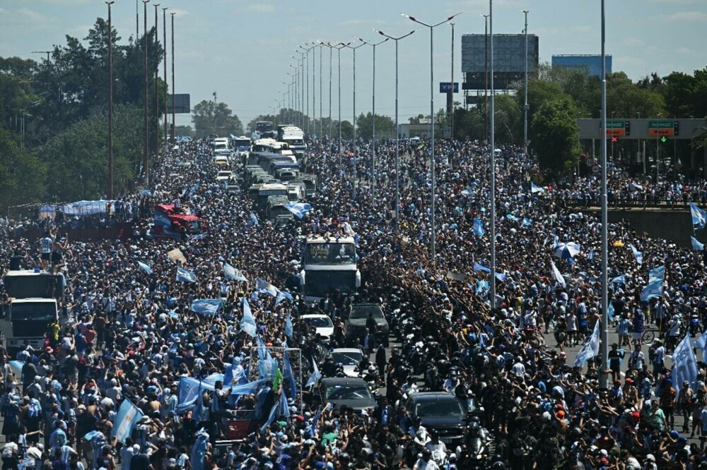 Incidente la sărbătoarea de la Buenos Aires, unde 5 milioane de oameni au ieșit în stradă. Jucătorii, urcaţi în elicoptere - Imaginea 8